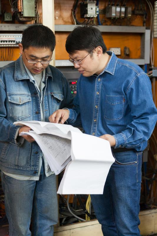 【中國夢&middot;大國工匠篇】鄧建軍：勤奮澆灌讓&ldquo;黑牡丹&rdquo;綻放在紡織重鎮(zhèn)