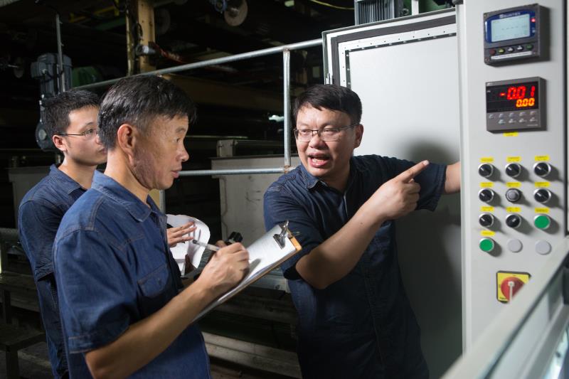 【中國夢&middot;大國工匠篇】鄧建軍：勤奮澆灌讓&ldquo;黑牡丹&rdquo;綻放在紡織重鎮(zhèn)