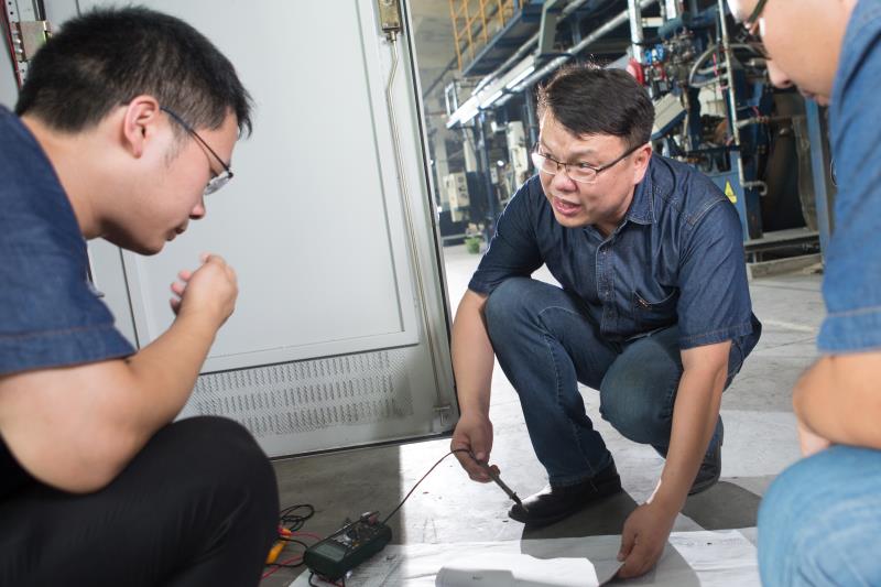 【中國夢&middot;大國工匠篇】鄧建軍：勤奮澆灌讓&ldquo;黑牡丹&rdquo;綻放在紡織重鎮(zhèn)